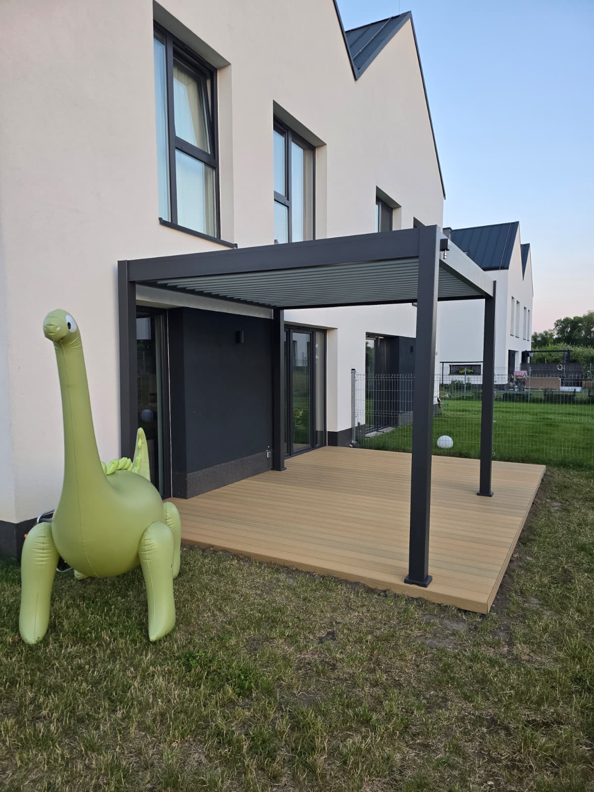 Taras kompozytowy z nowoczesną aluminiową pergolą