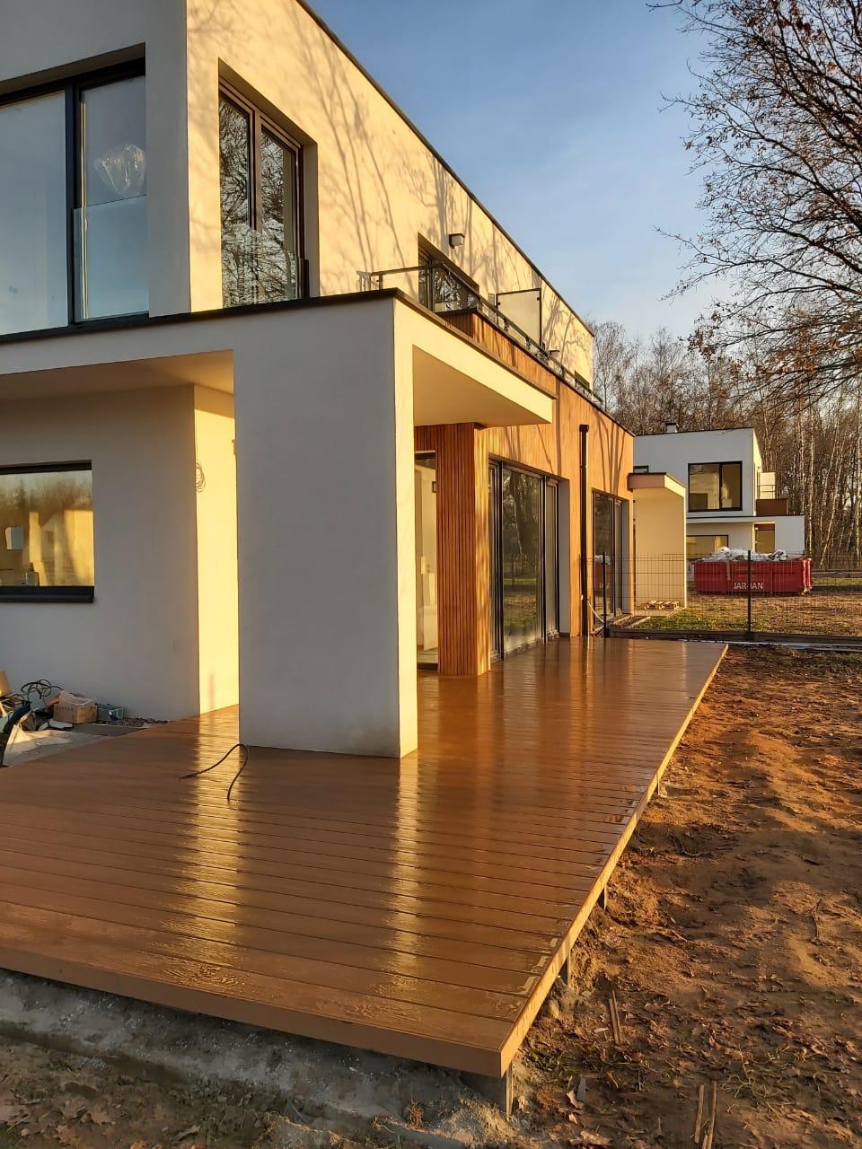 Wykończenie tarasu deską kompozytową na klipsach nierdzewnych